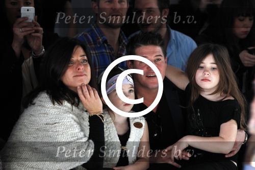 Amsterdam 28 januari 2012
modeshow Custo op de IAFW met oa aanwezig Martijn en Amanda Krabbe met hun dochters.
Peter Smulders bv