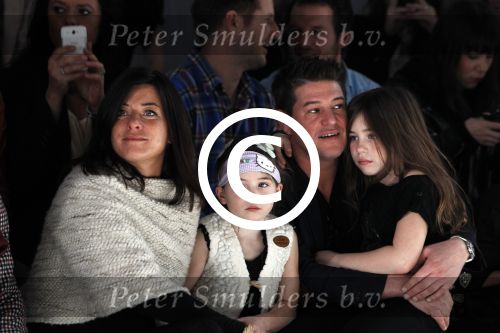 Amsterdam 28 januari 2012
modeshow Custo op de IAFW met oa aanwezig Martijn en Amanda Krabbe met hun dochters.
Peter Smulders bv