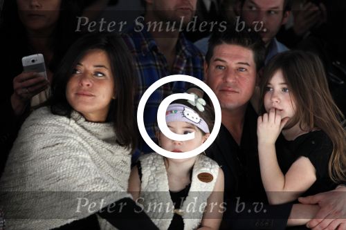 Amsterdam 28 januari 2012
modeshow Custo op de IAFW met oa aanwezig Martijn en Amanda Krabbe met hun dochters.
Peter Smulders bv