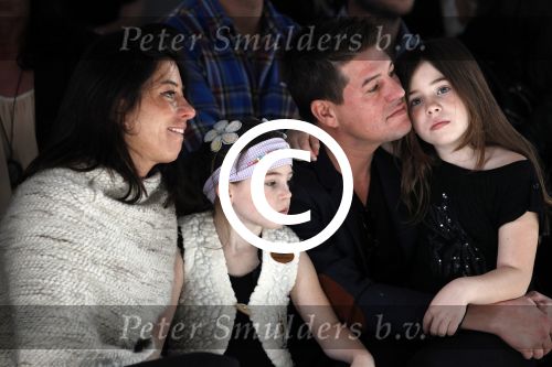Amsterdam 28 januari 2012
modeshow Custo op de IAFW met oa aanwezig Martijn en Amanda Krabbe met hun dochters.
Peter Smulders bv