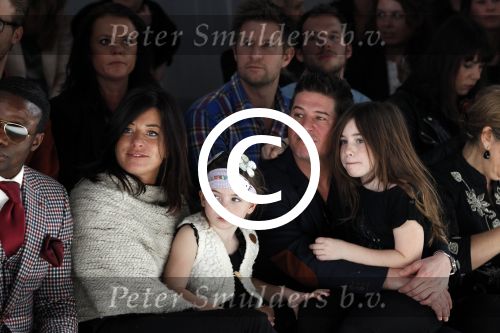 Amsterdam 28 januari 2012
modeshow Custo op de IAFW met oa aanwezig Martijn en Amanda Krabbe met hun dochters.
Peter Smulders bv