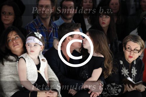 Amsterdam 28 januari 2012
modeshow Custo op de IAFW met oa aanwezig Martijn en Amanda Krabbe met hun dochters.
Peter Smulders bv