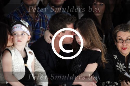 Amsterdam 28 januari 2012
modeshow Custo op de IAFW met oa aanwezig Martijn en Amanda Krabbe met hun dochters.
Peter Smulders bv