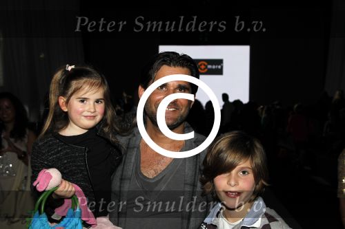 Amsterdam 28 januari 2012
modeshow Custo op de IAFW met oa aanwezig Martijn en Amanda Krabbe met hun dochters. Micha Noot met kinderen
Peter Smulders bv