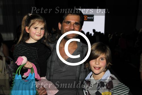 Amsterdam 28 januari 2012
modeshow Custo op de IAFW met oa aanwezig Martijn en Amanda Krabbe met hun dochters. Micha Noot met kinderen
Peter Smulders bv