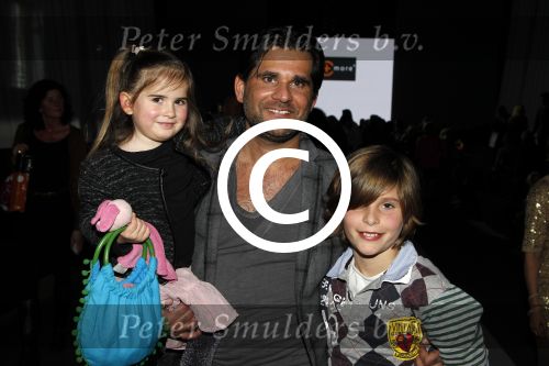 Amsterdam 28 januari 2012
modeshow Custo op de IAFW met oa aanwezig Martijn en Amanda Krabbe met hun dochters. Micha Noot met kinderen
Peter Smulders bv