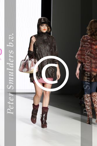 Amsterdam 28 januari 2012
modeshow Custo op de IAFW met oa aanwezig Martijn en Amanda Krabbe met hun dochters.
Peter Smulders bv