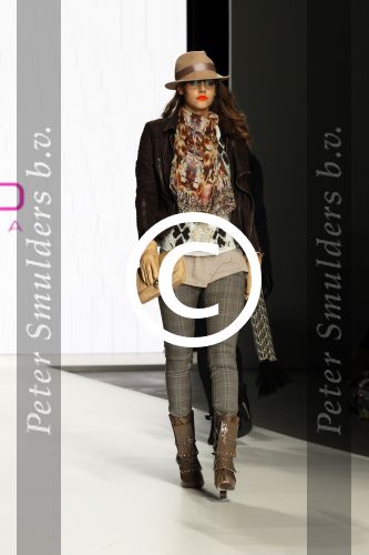 Amsterdam 28 januari 2012
modeshow Custo op de IAFW met oa aanwezig Martijn en Amanda Krabbe met hun dochters.
Peter Smulders bv