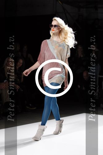Amsterdam 28 januari 2012
modeshow Custo op de IAFW met oa aanwezig Martijn en Amanda Krabbe met hun dochters.
Peter Smulders bv
