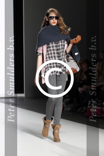 Amsterdam 28 januari 2012
modeshow Custo op de IAFW met oa aanwezig Martijn en Amanda Krabbe met hun dochters.
Peter Smulders bv