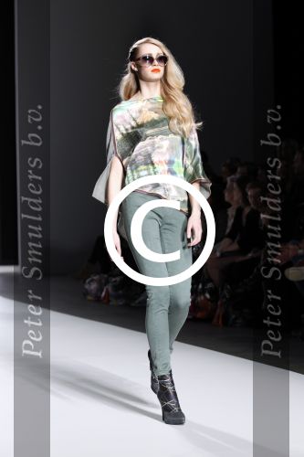 Amsterdam 28 januari 2012
modeshow Custo op de IAFW met oa aanwezig Martijn en Amanda Krabbe met hun dochters.
Peter Smulders bv