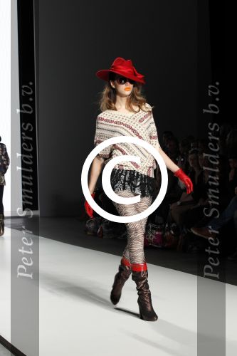 Amsterdam 28 januari 2012
modeshow Custo op de IAFW met oa aanwezig Martijn en Amanda Krabbe met hun dochters.
Peter Smulders bv