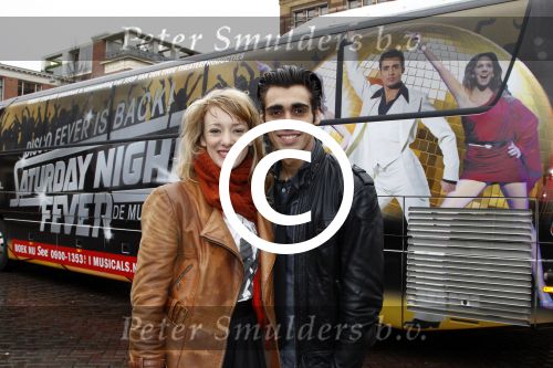 Amsterdam 19 januari 2012
Noortje Herlaar en Joey Ferre bij de bus van saturdau night fever.
Peter Smulders bv