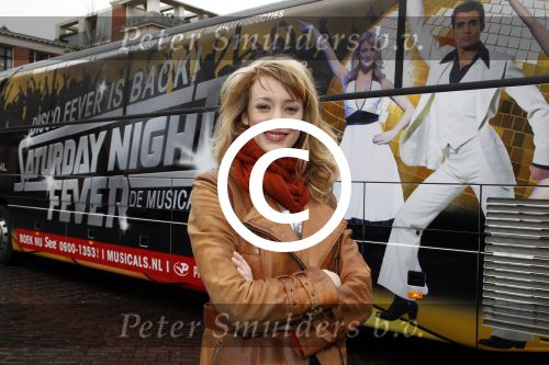 Amsterdam 19 januari 2012
Noortje Herlaar en Joey Ferre bij de bus van saturdau night fever.
Peter Smulders bv