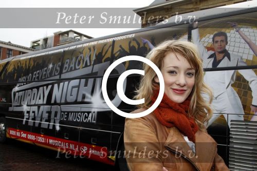 Amsterdam 19 januari 2012
Noortje Herlaar en Joey Ferre bij de bus van saturdau night fever.
Peter Smulders bv