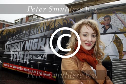Amsterdam 19 januari 2012
Noortje Herlaar en Joey Ferre bij de bus van saturdau night fever.
Peter Smulders bv