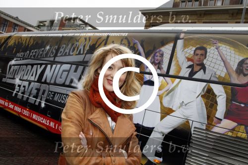 Amsterdam 19 januari 2012
Noortje Herlaar en Joey Ferre bij de bus van saturdau night fever.
Peter Smulders bv