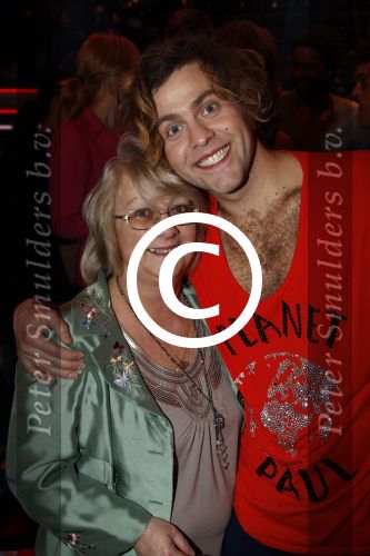 Hilversum 20 januari 2012
Iris Kroes wint de finale van the voice of holland in studio 22. Paul Turner met moeder
Peter Smulders bv