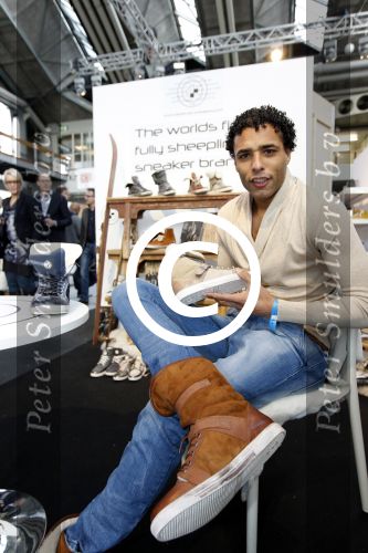 Amsterdam 23 januari 2012
Pierre v Hooijdonk en Parry Patel met hun Metro Sneakers op de modefabriek
Peter Smulders bv