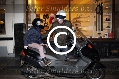 Amsterdam 21 januari 2012
Wendy v Dijk viert haar 41e verjaardag in de supperclub. Porgy Franssen met zijn dochter op scooter
Peter Smulders bv