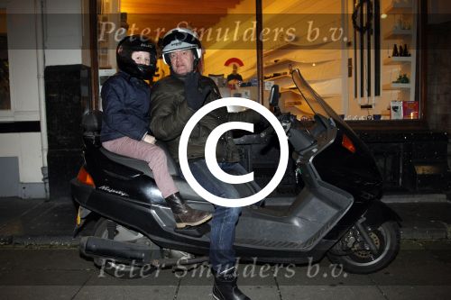Amsterdam 21 januari 2012
Wendy v Dijk viert haar 41e verjaardag in de supperclub. Porgy Franssen met zijn dochter op scooter
Peter Smulders bv