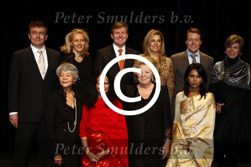 Amsterdam 3 december 2008
Prins Claus prijzen in het ij theater. Aanwezig zijn Koningin Beatrix , Prinses Maxima in tijger print outfit Prins Willem Alexander Mabel Wisse Smit Prins Friso en Prinses Laurentien en Prins Constantijn.
Peter Smulders bv