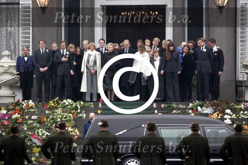 Soestdijk 5 december 2004
Prins Bernhard wordt vanaf  Paleis Soestdijk naar paleis Noordeinde gebracht. Prins Friso Mabel Wisse Smit Prins Jaime Prinses Carolina Prinses Margarita Prins Carlos Prinses Laurentien Prins Friso Prins Willem Alexander Amalia Prinses Maxima Prinses Juliana Prinses Annette Prins  Floris Prinses Marilene Prins Maurits en Prins Pieter Christiaan op bordes. Koningin Beatrix Prinses Irene Prinses Christina Prinses Margriet en Pieter v Vollenhoven
Peter Smulders bv