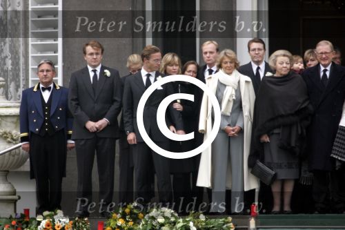 Soestdijk 5 december 2004
Prins Bernhard wordt vanaf  Paleis Soestdijk naar paleis Noordeinde gebracht. Prins Friso Mabel Wisse Smit Prins Jaime Prinses Carolina Prinses Margarita Prins Carlos Prinses Laurentien Prins Friso Prins Willem Alexander Amalia Prinses Maxima Prinses Juliana Prinses Annette Prins  Floris Prinses Marilene Prins Maurits en Prins Pieter Christiaan op bordes. Koningin Beatrix Prinses Irene Prinses Christina Prinses Margriet en Pieter v Vollenhoven
Peter Smulders bv