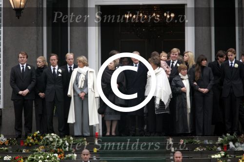 Soestdijk 5 december 2004
Prins Bernhard wordt vanaf  Paleis Soestdijk naar paleis Noordeinde gebracht. Prins Friso Mabel Wisse Smit Prins Jaime Prinses Carolina Prinses Margarita Prins Carlos Prinses Laurentien Prins Friso Prins Willem Alexander Amalia Prinses Maxima Prinses Juliana Prinses Annette Prins  Floris Prinses Marilene Prins Maurits en Prins Pieter Christiaan op bordes. Koningin Beatrix Prinses Irene Prinses Christina Prinses Margriet en Pieter v Vollenhoven
Peter Smulders bv