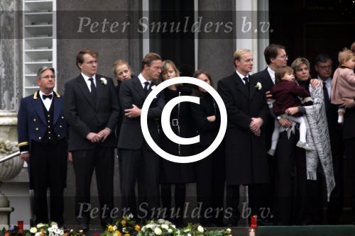 Soestdijk 5 december 2004
Prins Bernhard wordt vanaf  Paleis Soestdijk naar paleis Noordeinde gebracht. Prins Friso Mabel Wisse Smit Prins Jaime Prinses Carolina Prinses Margarita Prins Carlos Prinses Laurentien Prins Friso Prins Willem Alexander Amalia  op bordes
Peter Smulders bv