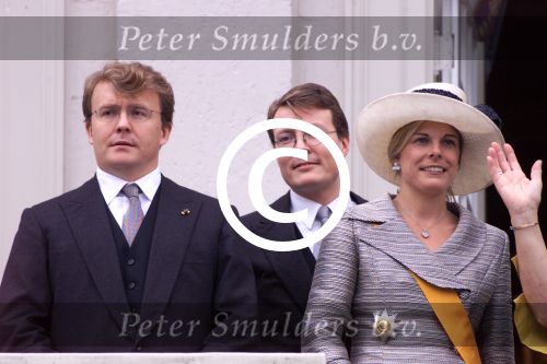 Den Haag 18 september 2001

Prinsjesdag 2001

Maxima en Prinses Christina zwaaien naar de Gouden Koets.
Koningin Beatrix, Prins Willem Alexander, Prin Friso, Prins Constantijn, prinses Laurentien, Pieter v Volenhoven en Prinses Margriet.
Peter Smulders bv
