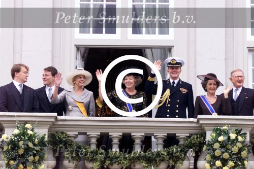 Den Haag 18 september 2001

Prinsjesdag 2001

Maxima en Prinses Christina zwaaien naar de Gouden Koets.
Koningin Beatrix, Prins Willem Alexander, Prin Friso, Prins Constantijn, prinses Laurentien, Pieter v Volenhoven en Prinses Margriet.
Peter Smulders bv