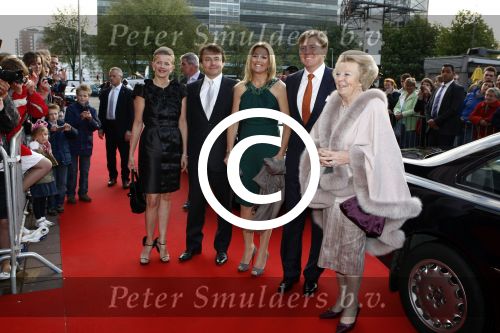 Utrecht 28 april 2009
Pieter v Vollenhoven viert zijn 70e verjaardag in het Beatrix theater in Utrecht. Maxima Prins Willem Alex Koningin Beatrix Prinses Mabel en Prins Friso
Peter Smulders bv