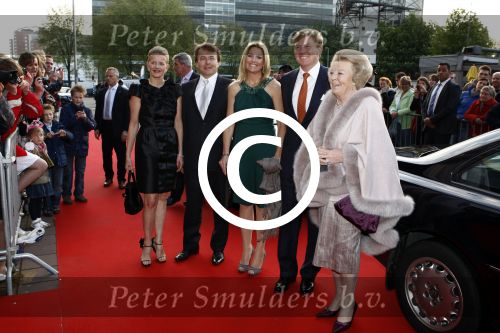 Utrecht 28 april 2009
Pieter v Vollenhoven viert zijn 70e verjaardag in het Beatrix theater in Utrecht. Maxima Prins Willem Alex Koningin Beatrix Prinses Mabel en Prins Friso
Peter Smulders bv