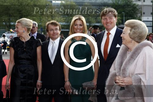 Utrecht 28 april 2009
Pieter v Vollenhoven viert zijn 70e verjaardag in het Beatrix theater in Utrecht. Maxima Prins Willem Alex Koningin Beatrix Prinses Mabel en Prins Friso
Peter Smulders bv