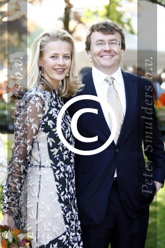 Apeldoorn 30 april 2009
Koninginnedag 2009 in apeldoorn met Koningin Beatrix Pieter v Vollenhoven Prinses Margriet Maxima Prins Willem Alexander Prins Constantijn Prinses Laurentien Prinses Mabel Prins Friso Prins Maurits Prinses Marilene Prins Pieter Christiaan Prinses Anita Prins Floris een zwangere Prinses Aimee en Prinses Annette. s middags probeerde een dwaas een aanslag te plegen op de koninklijke familie waarbij meerdere doden vielen.
Peter Smulders bv