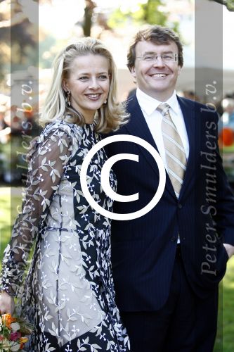 Apeldoorn 30 april 2009
Koninginnedag 2009 in apeldoorn met Koningin Beatrix Pieter v Vollenhoven Prinses Margriet Maxima Prins Willem Alexander Prins Constantijn Prinses Laurentien Prinses Mabel Prins Friso Prins Maurits Prinses Marilene Prins Pieter Christiaan Prinses Anita Prins Floris een zwangere Prinses Aimee en Prinses Annette. s middags probeerde een dwaas een aanslag te plegen op de koninklijke familie waarbij meerdere doden vielen.
Peter Smulders bv