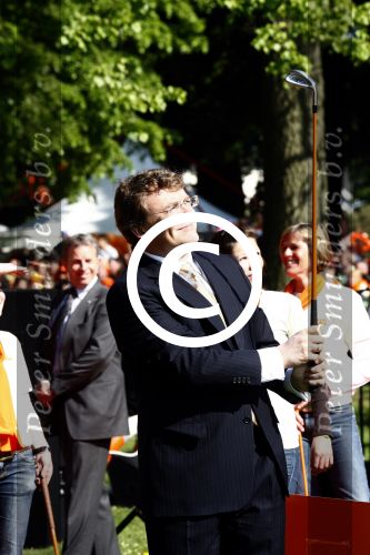 Apeldoorn 30 april 2009
Koninginnedag 2009 in apeldoorn met Koningin Beatrix Pieter v Vollenhoven Prinses Margriet Maxima Prins Willem Alexander Prins Constantijn Prinses Laurentien Prinses Mabel Prins Friso Prins Maurits Prinses Marilene Prins Pieter Christiaan Prinses Anita Prins Floris een zwangere Prinses Aimee en Prinses Annette. s middags probeerde een dwaas een aanslag te plegen op de koninklijke familie waarbij meerdere doden vielen.
Peter Smulders bv