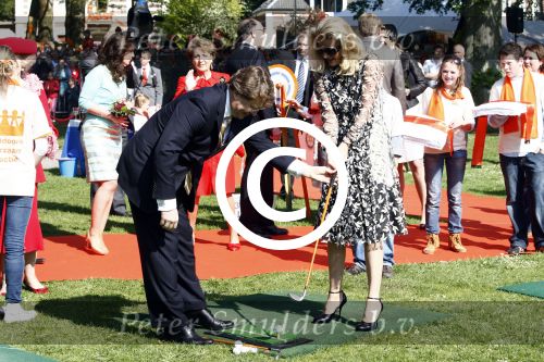 Apeldoorn 30 april 2009
Koninginnedag 2009 in apeldoorn met Koningin Beatrix Pieter v Vollenhoven Prinses Margriet Maxima Prins Willem Alexander Prins Constantijn Prinses Laurentien Prinses Mabel Prins Friso Prins Maurits Prinses Marilene Prins Pieter Christiaan Prinses Anita Prins Floris een zwangere Prinses Aimee en Prinses Annette. s middags probeerde een dwaas een aanslag te plegen op de koninklijke familie waarbij meerdere doden vielen.
Peter Smulders bv