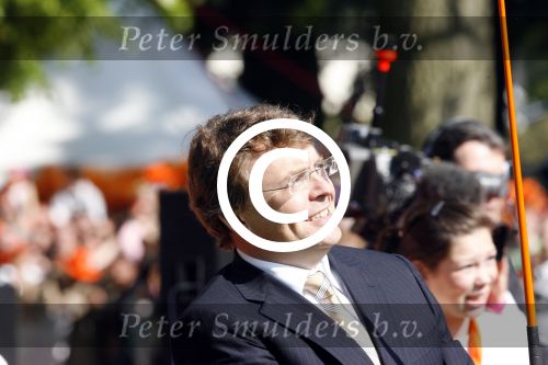 Apeldoorn 30 april 2009
Koninginnedag 2009 in apeldoorn met Koningin Beatrix Pieter v Vollenhoven Prinses Margriet Maxima Prins Willem Alexander Prins Constantijn Prinses Laurentien Prinses Mabel Prins Friso Prins Maurits Prinses Marilene Prins Pieter Christiaan Prinses Anita Prins Floris een zwangere Prinses Aimee en Prinses Annette. s middags probeerde een dwaas een aanslag te plegen op de koninklijke familie waarbij meerdere doden vielen.
Peter Smulders bv