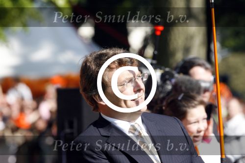 Apeldoorn 30 april 2009
Koninginnedag 2009 in apeldoorn met Koningin Beatrix Pieter v Vollenhoven Prinses Margriet Maxima Prins Willem Alexander Prins Constantijn Prinses Laurentien Prinses Mabel Prins Friso Prins Maurits Prinses Marilene Prins Pieter Christiaan Prinses Anita Prins Floris een zwangere Prinses Aimee en Prinses Annette. s middags probeerde een dwaas een aanslag te plegen op de koninklijke familie waarbij meerdere doden vielen.
Peter Smulders bv