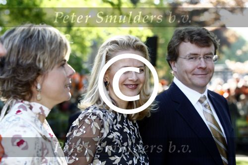 Apeldoorn 30 april 2009
Koninginnedag 2009 in apeldoorn met Koningin Beatrix Pieter v Vollenhoven Prinses Margriet Maxima Prins Willem Alexander Prins Constantijn Prinses Laurentien Prinses Mabel Prins Friso Prins Maurits Prinses Marilene Prins Pieter Christiaan Prinses Anita Prins Floris een zwangere Prinses Aimee en Prinses Annette. s middags probeerde een dwaas een aanslag te plegen op de koninklijke familie waarbij meerdere doden vielen.
Peter Smulders bv