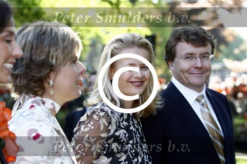 Apeldoorn 30 april 2009
Koninginnedag 2009 in apeldoorn met Koningin Beatrix Pieter v Vollenhoven Prinses Margriet Maxima Prins Willem Alexander Prins Constantijn Prinses Laurentien Prinses Mabel Prins Friso Prins Maurits Prinses Marilene Prins Pieter Christiaan Prinses Anita Prins Floris een zwangere Prinses Aimee en Prinses Annette. s middags probeerde een dwaas een aanslag te plegen op de koninklijke familie waarbij meerdere doden vielen.
Peter Smulders bv