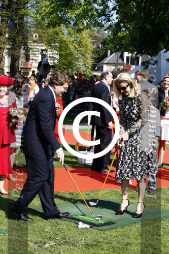 Apeldoorn 30 april 2009
Koninginnedag 2009 in apeldoorn met Koningin Beatrix Pieter v Vollenhoven Prinses Margriet Maxima Prins Willem Alexander Prins Constantijn Prinses Laurentien Prinses Mabel Prins Friso Prins Maurits Prinses Marilene Prins Pieter Christiaan Prinses Anita Prins Floris een zwangere Prinses Aimee en Prinses Annette. s middags probeerde een dwaas een aanslag te plegen op de koninklijke familie waarbij meerdere doden vielen.
Peter Smulders bv