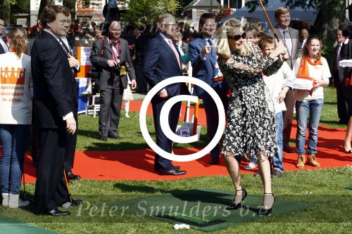 Apeldoorn 30 april 2009
Koninginnedag 2009 in apeldoorn met Koningin Beatrix Pieter v Vollenhoven Prinses Margriet Maxima Prins Willem Alexander Prins Constantijn Prinses Laurentien Prinses Mabel Prins Friso Prins Maurits Prinses Marilene Prins Pieter Christiaan Prinses Anita Prins Floris een zwangere Prinses Aimee en Prinses Annette. s middags probeerde een dwaas een aanslag te plegen op de koninklijke familie waarbij meerdere doden vielen.
Peter Smulders bv
