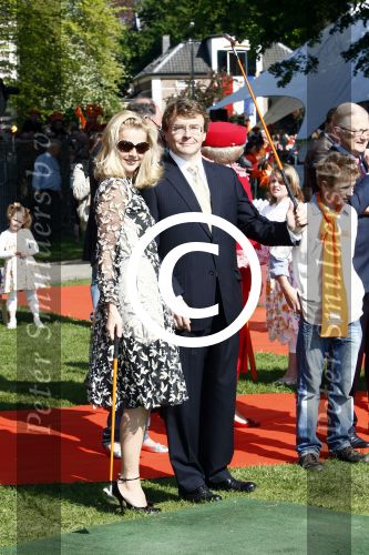 Apeldoorn 30 april 2009
Koninginnedag 2009 in apeldoorn met Koningin Beatrix Pieter v Vollenhoven Prinses Margriet Maxima Prins Willem Alexander Prins Constantijn Prinses Laurentien Prinses Mabel Prins Friso Prins Maurits Prinses Marilene Prins Pieter Christiaan Prinses Anita Prins Floris een zwangere Prinses Aimee en Prinses Annette. s middags probeerde een dwaas een aanslag te plegen op de koninklijke familie waarbij meerdere doden vielen.
Peter Smulders bv