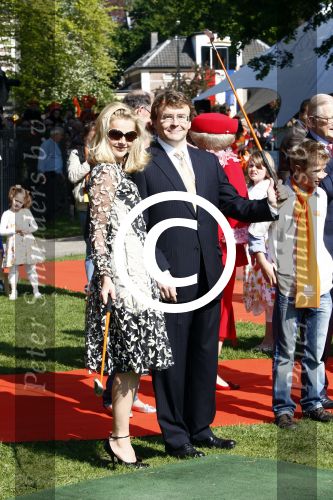 Apeldoorn 30 april 2009
Koninginnedag 2009 in apeldoorn met Koningin Beatrix Pieter v Vollenhoven Prinses Margriet Maxima Prins Willem Alexander Prins Constantijn Prinses Laurentien Prinses Mabel Prins Friso Prins Maurits Prinses Marilene Prins Pieter Christiaan Prinses Anita Prins Floris een zwangere Prinses Aimee en Prinses Annette. s middags probeerde een dwaas een aanslag te plegen op de koninklijke familie waarbij meerdere doden vielen.
Peter Smulders bv