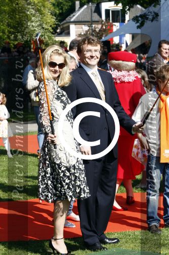 Apeldoorn 30 april 2009
Koninginnedag 2009 in apeldoorn met Koningin Beatrix Pieter v Vollenhoven Prinses Margriet Maxima Prins Willem Alexander Prins Constantijn Prinses Laurentien Prinses Mabel Prins Friso Prins Maurits Prinses Marilene Prins Pieter Christiaan Prinses Anita Prins Floris een zwangere Prinses Aimee en Prinses Annette. s middags probeerde een dwaas een aanslag te plegen op de koninklijke familie waarbij meerdere doden vielen.
Peter Smulders bv