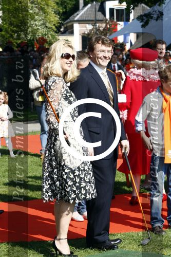 Apeldoorn 30 april 2009
Koninginnedag 2009 in apeldoorn met Koningin Beatrix Pieter v Vollenhoven Prinses Margriet Maxima Prins Willem Alexander Prins Constantijn Prinses Laurentien Prinses Mabel Prins Friso Prins Maurits Prinses Marilene Prins Pieter Christiaan Prinses Anita Prins Floris een zwangere Prinses Aimee en Prinses Annette. s middags probeerde een dwaas een aanslag te plegen op de koninklijke familie waarbij meerdere doden vielen.
Peter Smulders bv