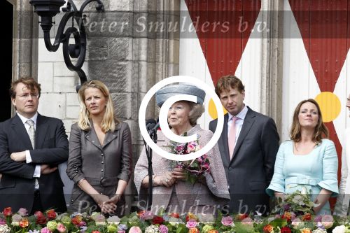 Wemeldinge/Middelburg  30 april 2010
Koningin Beatrix Prins Willem Alexander Prinses Maxima Prins Friso Prinses mabel Wisse Smit Prins Constantijn Prinses laurentien Pieter v Vollenhoven Prinses Margriet Prins Bernhard jr en Prinses Annette Prins Pieter Christiaan Prinses Anita Prins Floris en Prinses Aimee vieren koninginnedag.
Peter Smulders bv